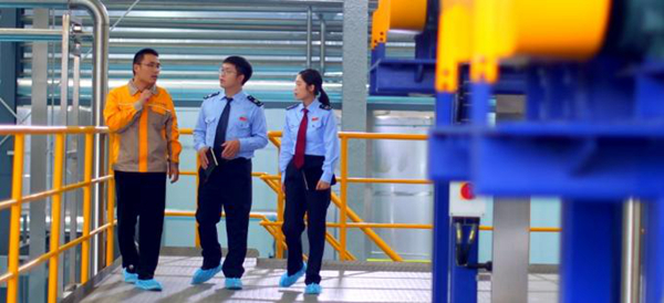 潼南區(qū)稅務(wù)人員走訪重慶檬泰生物科技有限公司，講解稅收優(yōu)惠政策，解答企業(yè)涉稅疑問。彭廣健攝