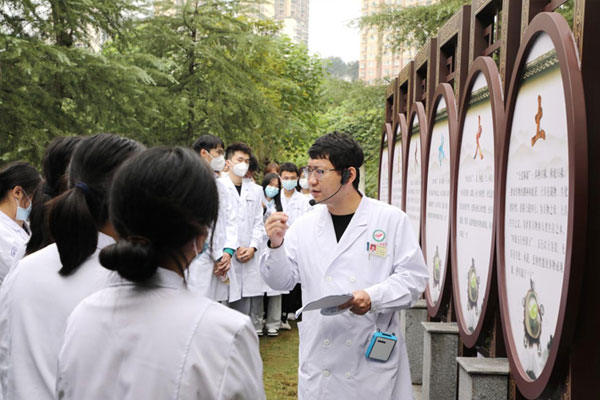 中醫(yī)藥文化宣講。江津區(qū)中醫(yī)院供圖