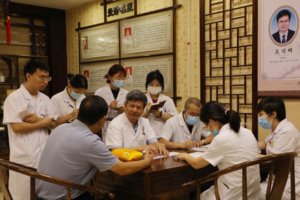 江津區(qū)中醫(yī)院全國名中醫(yī)龐國明為糖尿病患者開展中醫(yī)藥特色診療服務。江津區(qū)中醫(yī)院供圖