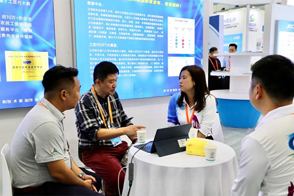 參展企業(yè)在進行業(yè)務溝通。重慶市人力資源開發(fā)服務中心供圖