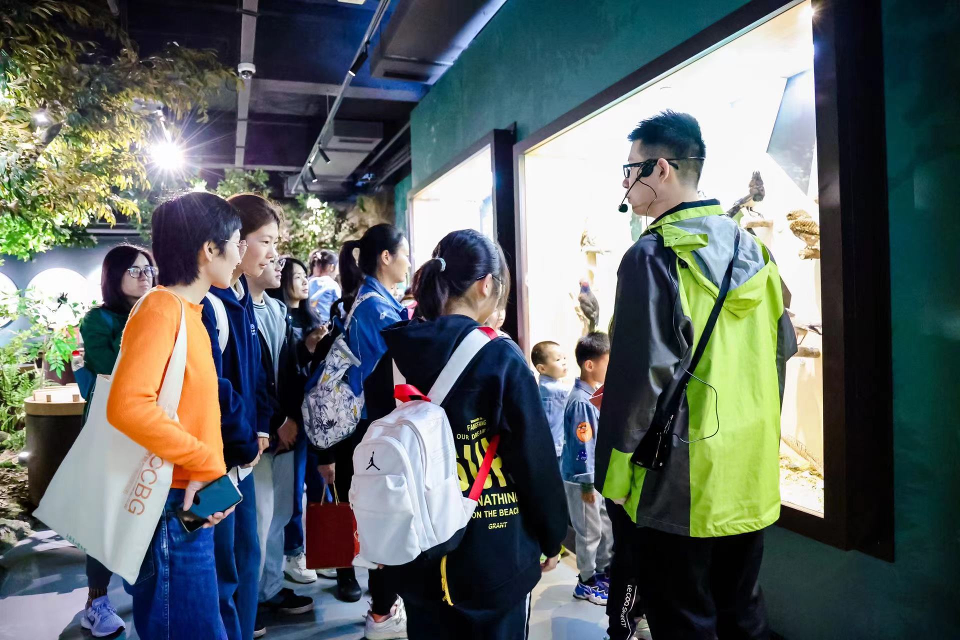 參觀縉云山自然教育中心。重慶市林業(yè)局供圖