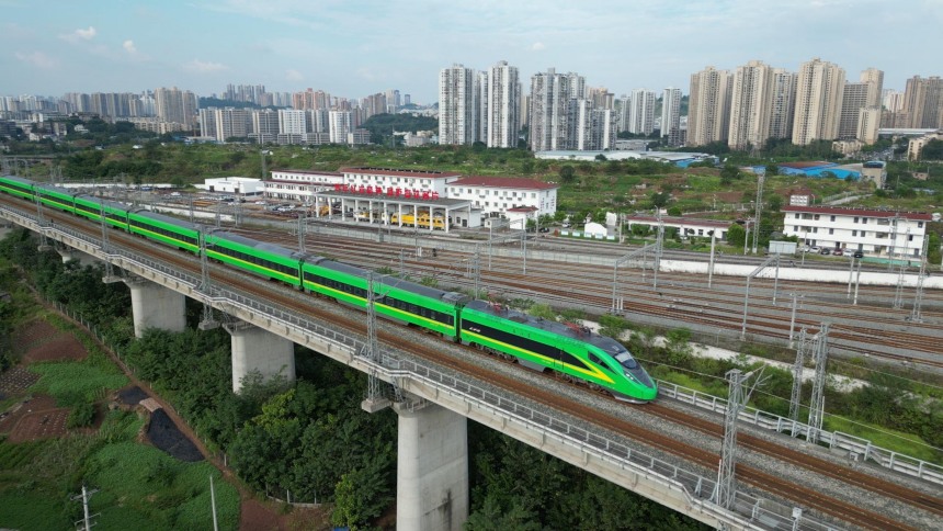 圖為飛馳在渝貴鐵路上的復興號動車組。冉杰攝