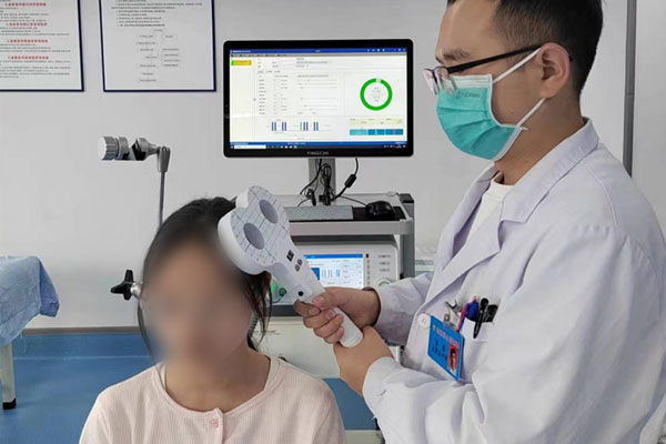 患者正在接受康復(fù)治療。石柱縣人民醫(yī)院供圖