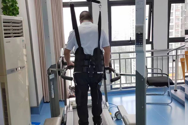 患者正在接受康復(fù)治療。石柱縣人民醫(yī)院供圖