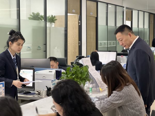 以辦事群眾“角色”檢視業(yè)務(wù)辦理。熊迪攝