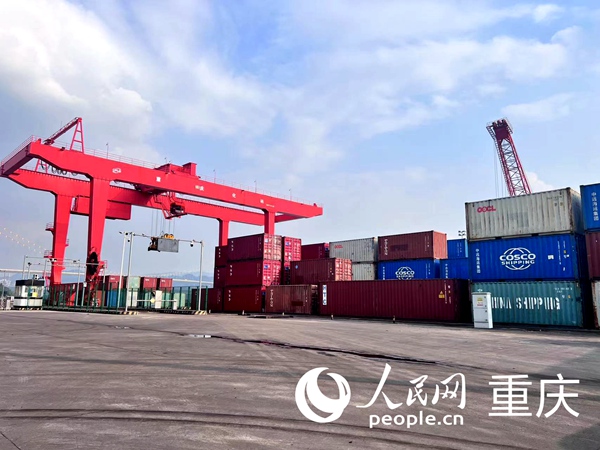 重慶化工碼頭。人民網(wǎng)記者 馮文彥攝