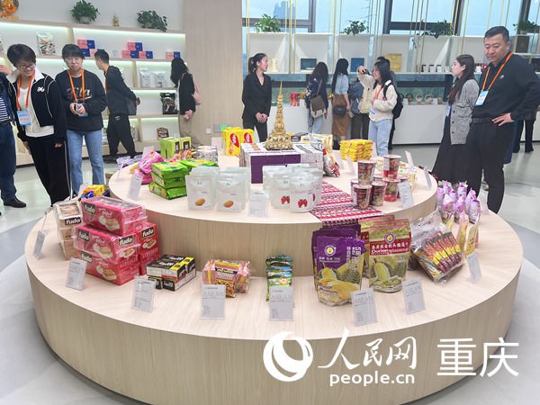 采訪團(tuán)一行走進(jìn)江津進(jìn)出口商品展示中心。人民網(wǎng)記者 馮文彥攝