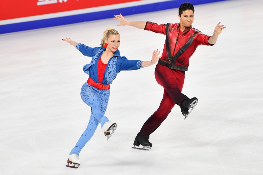 11月10日，加拿大組合瑪喬麗·拉茹瓦、扎卡里·拉加在比賽中。鄒樂攝