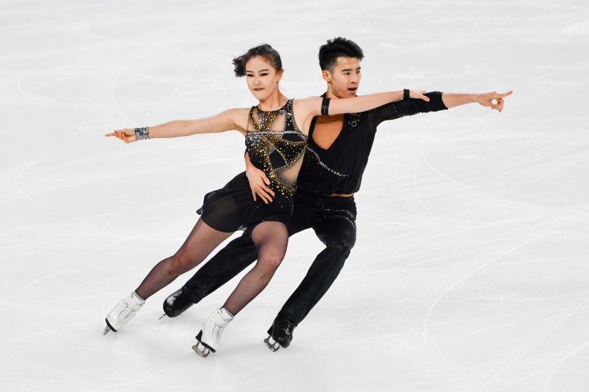 11月10日，中國組合石尚、吳楠在比賽中。鄒樂攝