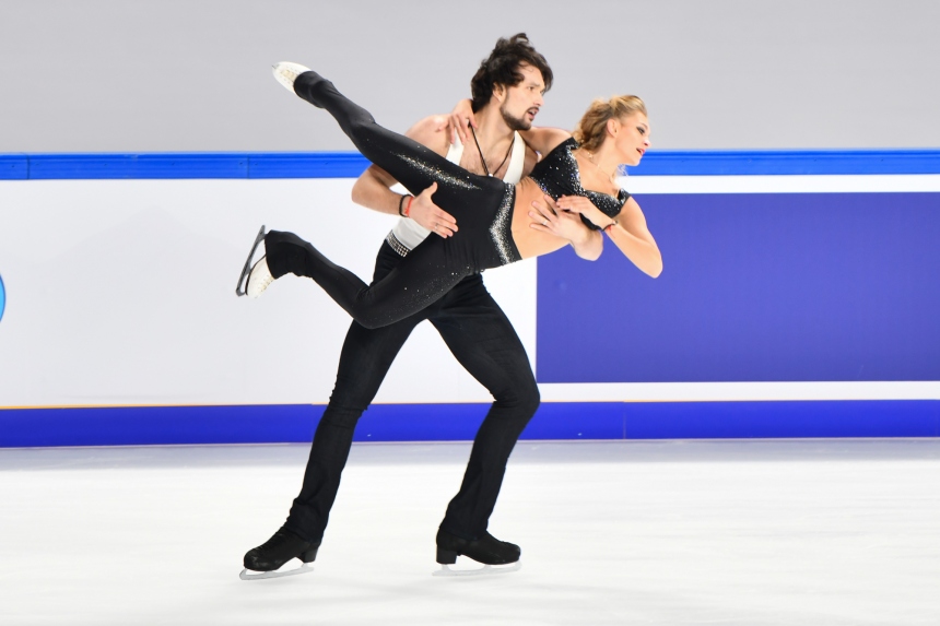 2023年中國杯世界花樣滑冰大獎賽冰舞韻律舞比賽現(xiàn)場。鄒樂攝