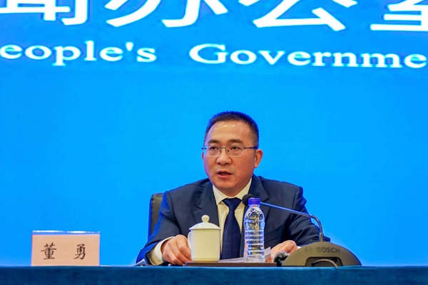 重慶市住房和城鄉(xiāng)建設委員會一級巡視員、新聞發(fā)言人董勇在新聞發(fā)布會上回答媒體提問。吳汪洋攝