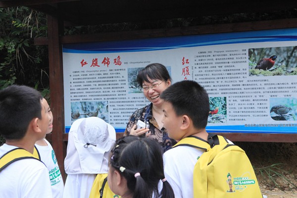 為“小小巡護(hù)員”們講解動植物保護(hù)相關(guān)知識。重慶金佛山國家級自然保護(hù)區(qū)管理事務(wù)中心供圖