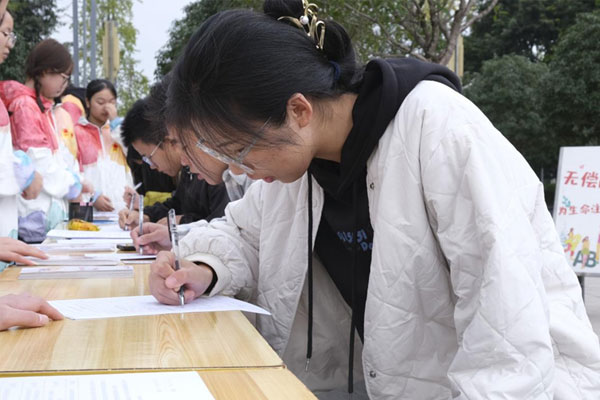 填寫獻血登記表。劉林杰攝