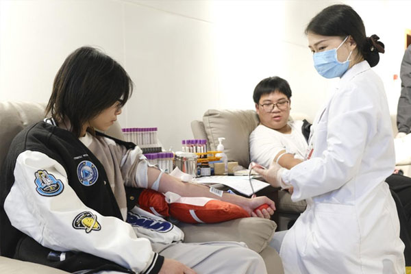 學生參與無償獻血。劉林杰攝