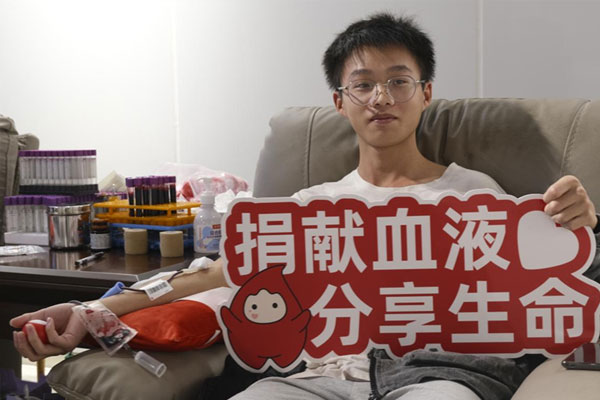 學生參與無償獻血。劉林杰攝