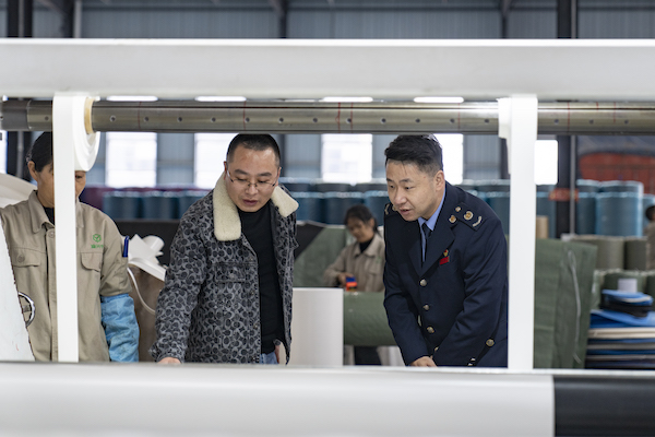 稅務(wù)工作人員走訪川渝高竹新區(qū)入駐企業(yè)。郭睿攝