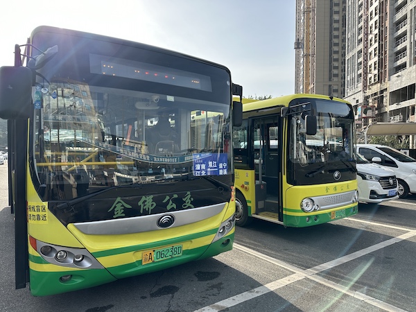 潼南汽車客運總站開設(shè)了多條往返遂寧潼南兩地的城際公交線路。莢天宇攝