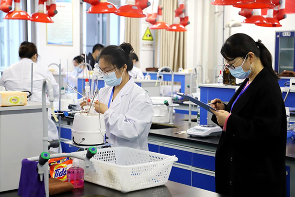 學(xué)生實(shí)訓(xùn)。重慶化工職業(yè)學(xué)院供圖