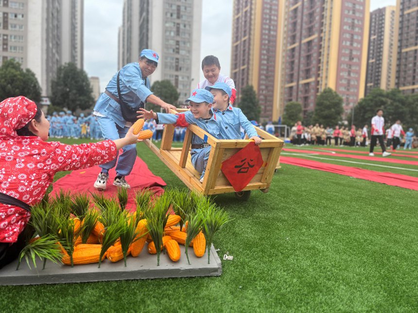 江南水岸公租房全民健身暨軍民大生產親子運動會現(xiàn)場。重慶市公租房管理局供圖