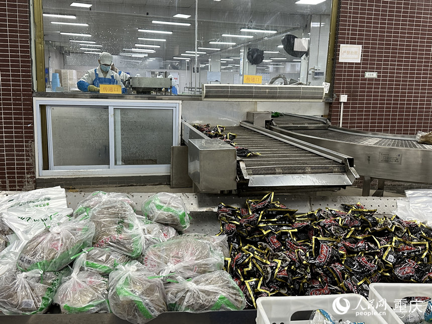 凱鴻食品生產(chǎn)的毛肚產(chǎn)品。人民網(wǎng)記者 劉政寧攝