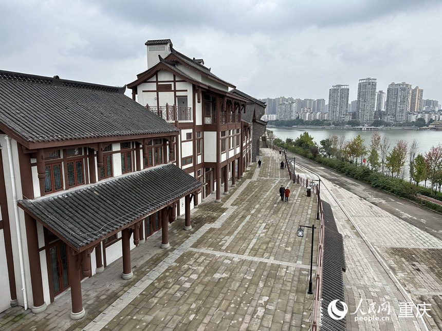 嘉陵江火鍋風(fēng)情街主體建設(shè)已經(jīng)完成。人民網(wǎng)記者 劉政寧攝
