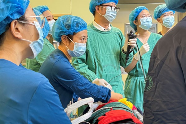 為患兒實施手術(shù)。璧山區(qū)婦幼保健院供圖