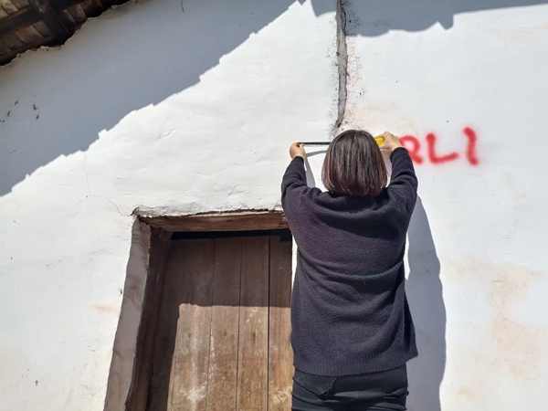 《守護(hù)者》（組圖）二。10月15日，駐守地質(zhì)工程師李治偉、群測群防員王安然對兌窩子坪滑坡后新增監(jiān)測點(diǎn)進(jìn)行測量，觀察，記錄。劉勇攝