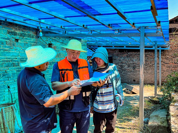 《細(xì)致入微下現(xiàn)場》。9月6日，南川區(qū)地環(huán)站朱剛、駐守工程師張全（107市政公司）、石蓮鎮(zhèn)規(guī)資所蒲俊波一起來到茍樹屋基滑坡避險搬遷現(xiàn)場開展驗收工作，確保項目能達(dá)標(biāo)交付，確保群眾利益。張旭攝