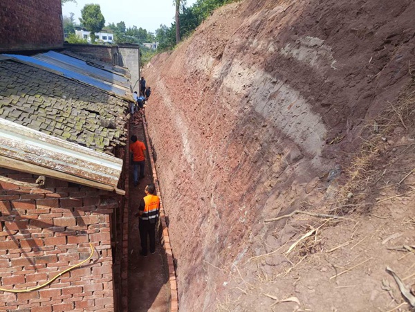 《現(xiàn)場指導(dǎo)》。9月19日，永川區(qū)局聯(lián)合駐守地質(zhì)專家，來到青峰鎮(zhèn)凌閣堂村鄧崇金屋后崩塌排危除險(xiǎn)項(xiàng)目施工現(xiàn)場，查看項(xiàng)目施工開展情況，確保切實(shí)保障受威脅群眾生命財(cái)產(chǎn)安全。黃捷攝