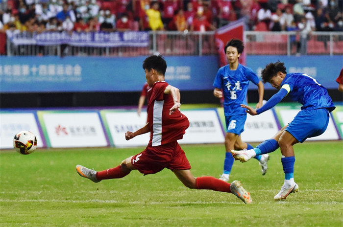 圖為全國校園足球特色學(xué)?！貞c輔仁中學(xué)球員在比賽現(xiàn)場。重慶輔仁中學(xué)供圖