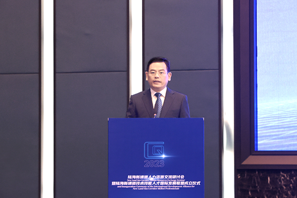 重慶市人力資源和社會(huì)保障局黨組書記、局長(zhǎng)黎勇講話。重慶市人力社保局供圖