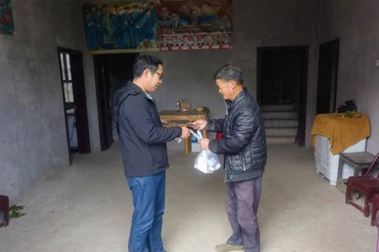 駐村工作隊隊員送藥到家。奉節(jié)縣人民醫(yī)院供圖