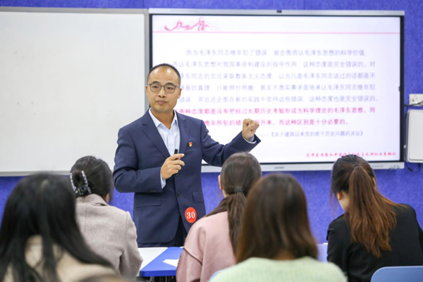 特等獎獲獎教師、重慶工程職院思政課教師李千五在比賽中講思政課。重慶工程職院供圖