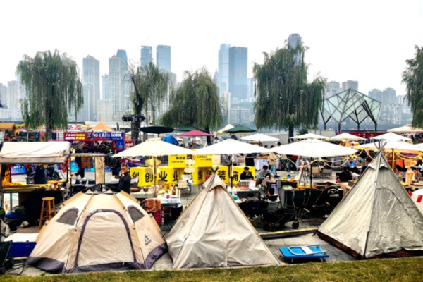 創(chuàng)業(yè)集裝箱集市亮相南濱路。南岸區(qū)人力社保局供圖