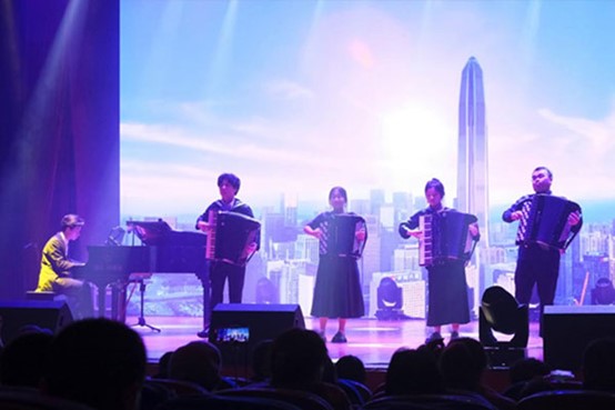 手風(fēng)琴聯(lián)奏《貝加爾湖畔》。蔣永勁攝