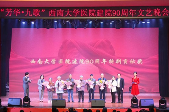 頒發(fā)榮譽(yù)獎(jiǎng)杯。蔣永勁攝