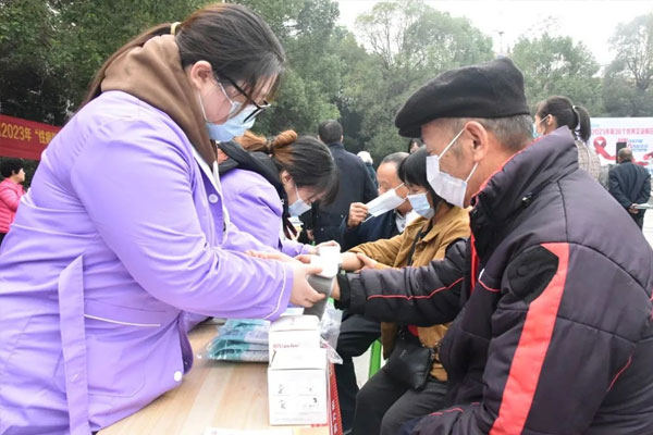 義診咨詢。璧山區(qū)衛(wèi)生健康委供圖