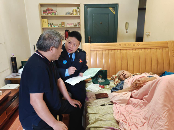 11月3日，大渡口區(qū)稅務(wù)局“稅小渡”工作室成員上門為金福銀老人及家屬講解房屋過戶相關(guān)政策及辦理流程。陳彥紅攝