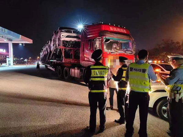 查處違法超限運(yùn)輸。重慶交通運(yùn)輸綜合行政執(zhí)法總隊(duì)高速公路第一支隊(duì)供圖