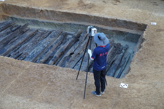 考古隊(duì)員正對(duì)挖掘現(xiàn)場(chǎng)進(jìn)行三維掃描。 重慶市文物考古研究院供圖