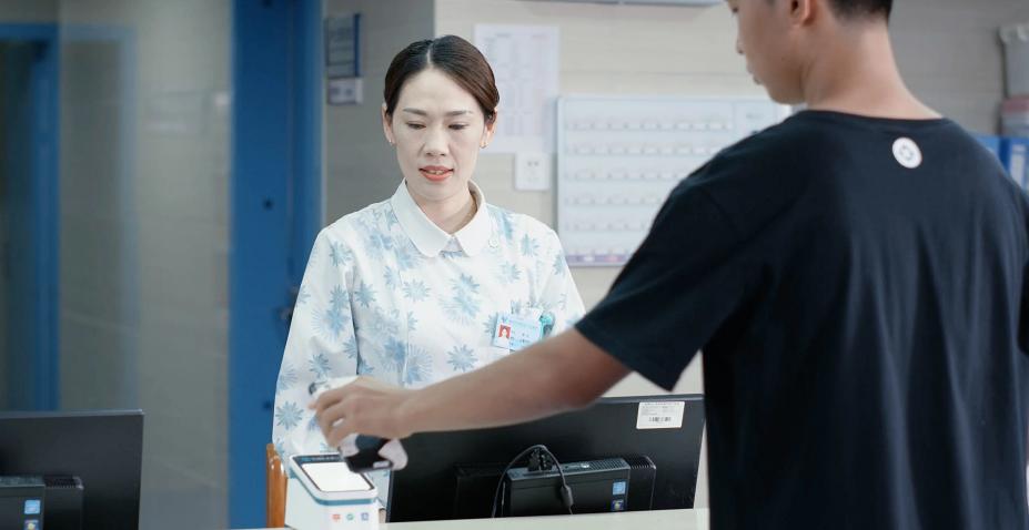 護(hù)士站結(jié)算。榮昌區(qū)人民醫(yī)院供圖