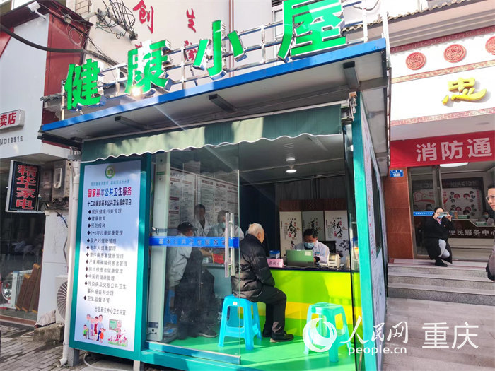 村民在健康小屋免費(fèi)測量血壓血糖等。