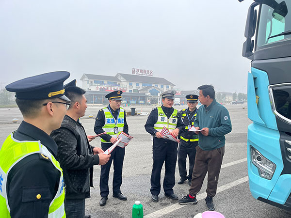 宣傳法律法規(guī)。重慶市交通運(yùn)輸綜合行政執(zhí)法總隊(duì)高一支隊(duì)供圖