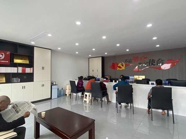 現(xiàn)在的龍?zhí)链灞忝穹?wù)大廳更加寬敞明亮了。左曉蕾攝