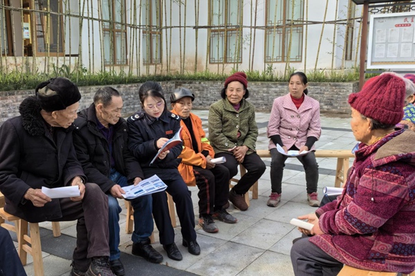 12月6日，在磨子土家族鄉(xiāng)竹山村，忠縣稅務(wù)局和忠縣農(nóng)業(yè)農(nóng)村委聯(lián)合開展“憲法進(jìn)鄉(xiāng)村”活動(dòng)，以院壩會(huì)形式為宣傳憲法和涉農(nóng)稅費(fèi)知識(shí)。張安慧攝