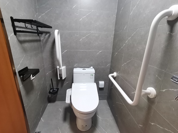 房間內的家具衛(wèi)浴設施都進行了適老化改造。重慶市第一社會福利院供圖