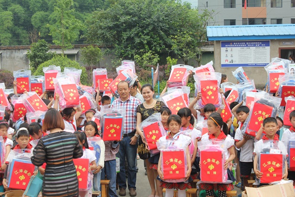 福彩公益金向江津區(qū)現(xiàn)龍小學(xué)兒童捐贈(zèng)學(xué)習(xí)用品。江津福彩供圖