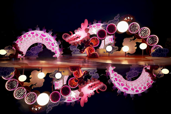 粉色“波普游龍”藝術(shù)裝置(重慶天地 供圖)