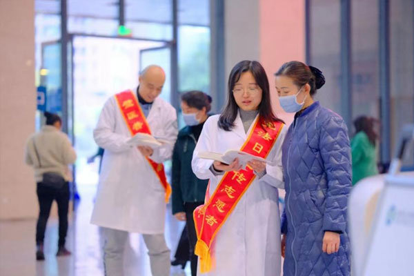 工作人員在門(mén)診大廳開(kāi)展法治宣傳活動(dòng)。胡悅建攝