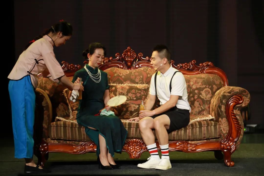 學(xué)校語文老師們帶來的《雷雨》精彩表演。。付軍攝